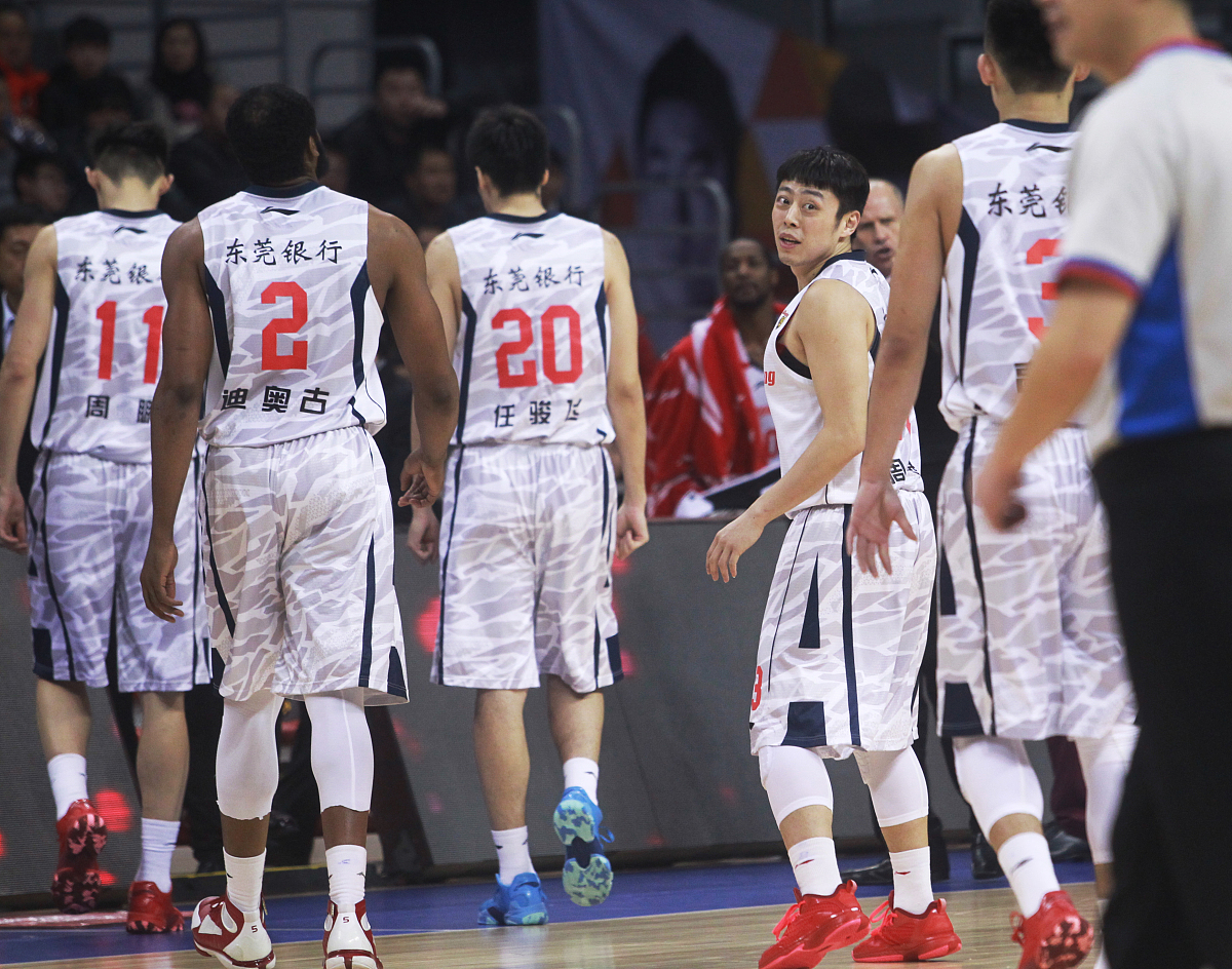 穆雷迎来十赛季出色发挥，塞尔维亚队观众热烈欢呼！