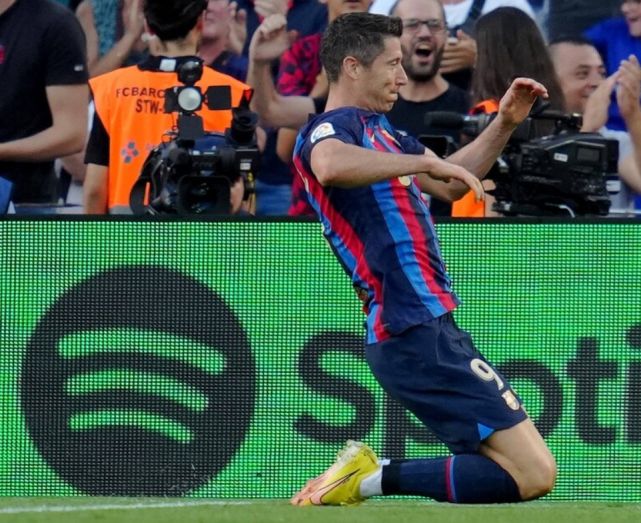 莱万多夫斯基重要时刻比赛局势复杂，法国队带队取胜！引发球迷热议的简单介绍